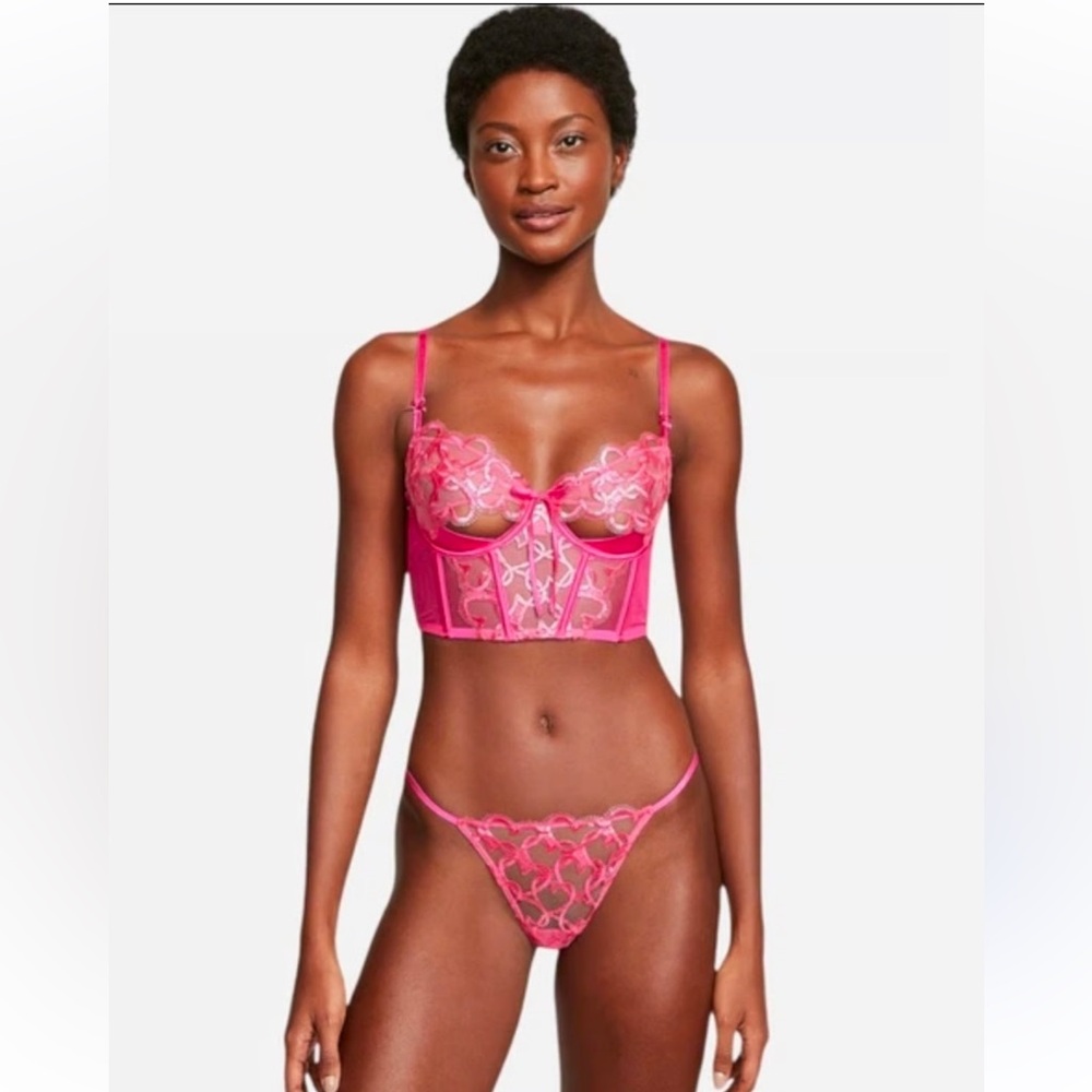 V S
Dream
Angels
Wicked Shimmer Heart
Embroidery 
Corset Top & panties